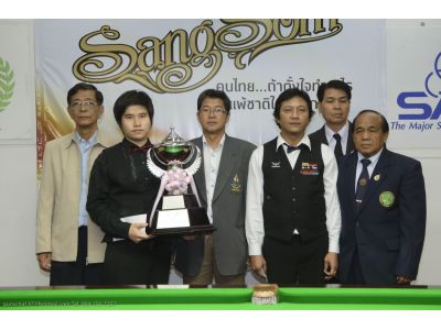 กฤษณัส เลิศสัตยาธร กับพิธีมอบรางวัล โดยนายอภิวิชญ์ สินสุวรรณเมธี ประธานผู้ตัดสิน ให้เกียรติเป็นผู้มอบ