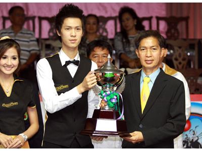 รับถ้วยรางวัลแชมป์