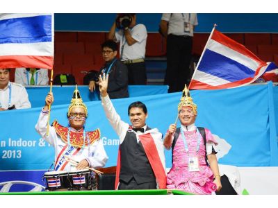 "รมย์ สุรินทร์" ถ่ายภาพกับกองเชียรืทัพไทย